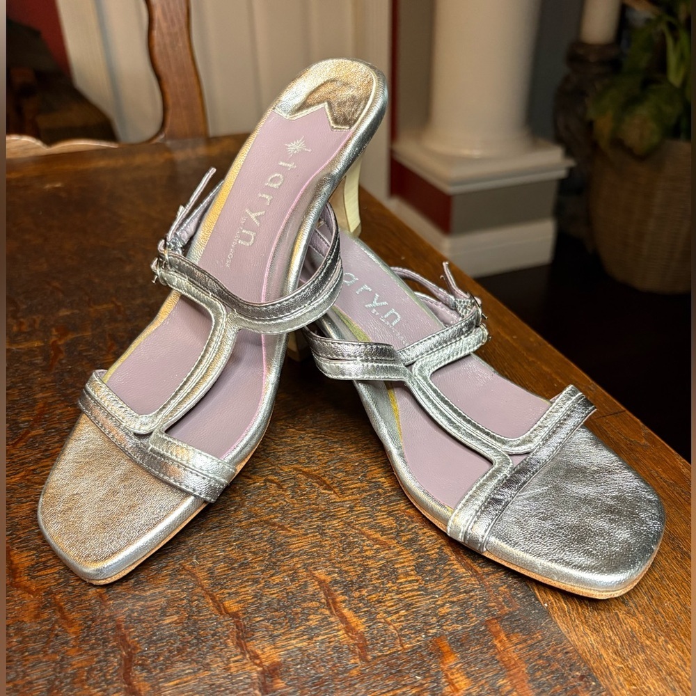 NWOT Taryn by Taryn Rose Silver Leather Heeled Sandals Size 6